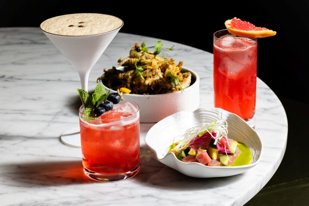 signature-drinks-sharing-dishes-vieami-rooftop-bar-wien